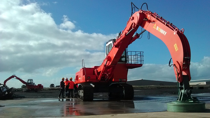 電吸盤抓鋼機(jī).jpg 電吸盤抓鋼機(jī).jpg