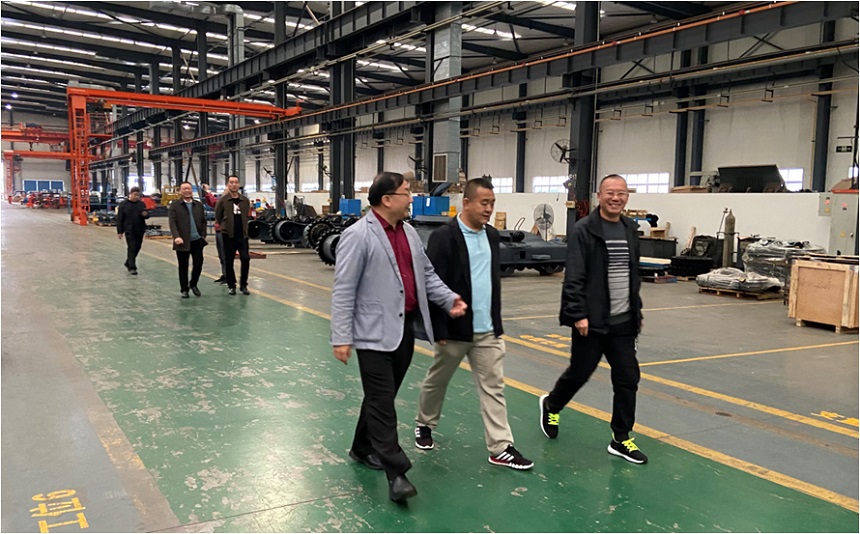 參觀抓鋼機(jī)車間.jpg 參觀抓鋼機(jī)車間.jpg