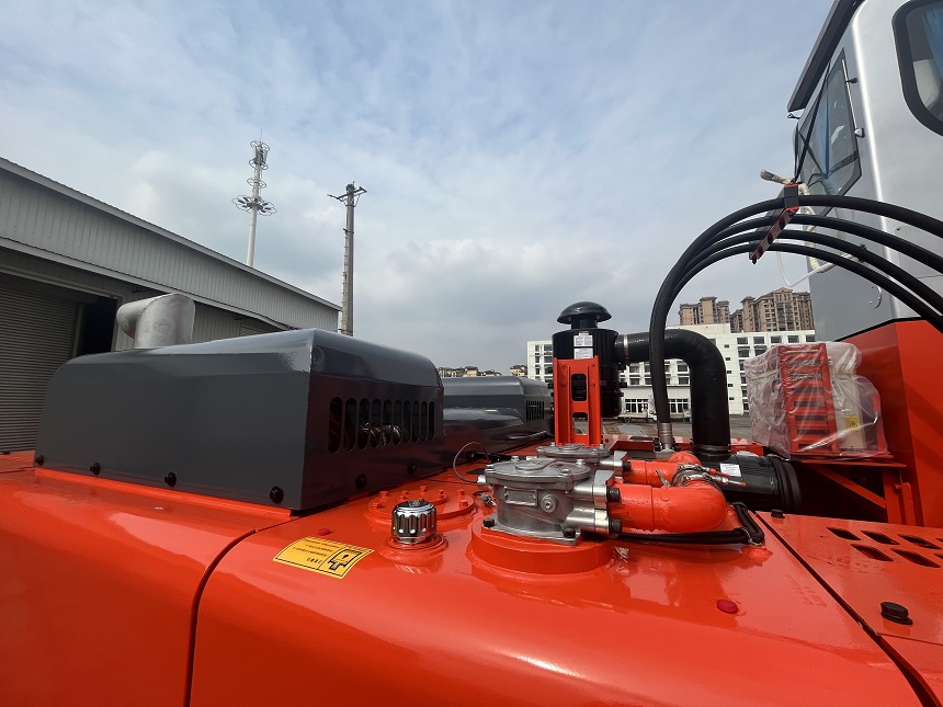 雙動力抓鋼機(jī)結(jié)構(gòu)細(xì)節(jié)圖.jpg 雙動力抓鋼機(jī)結(jié)構(gòu)細(xì)節(jié)圖.jpg