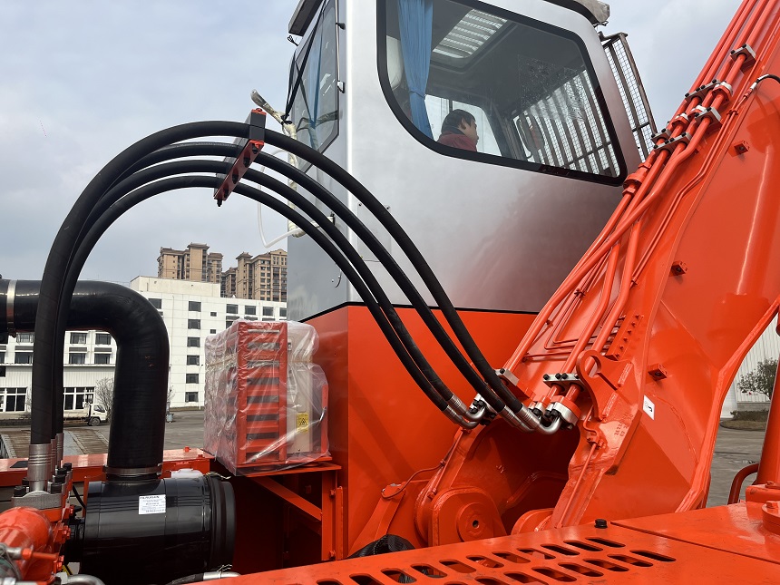 雙動力抓鋼機(jī)結(jié)構(gòu)細(xì)節(jié)圖.jpg 雙動力抓鋼機(jī)結(jié)構(gòu)細(xì)節(jié)圖.jpg